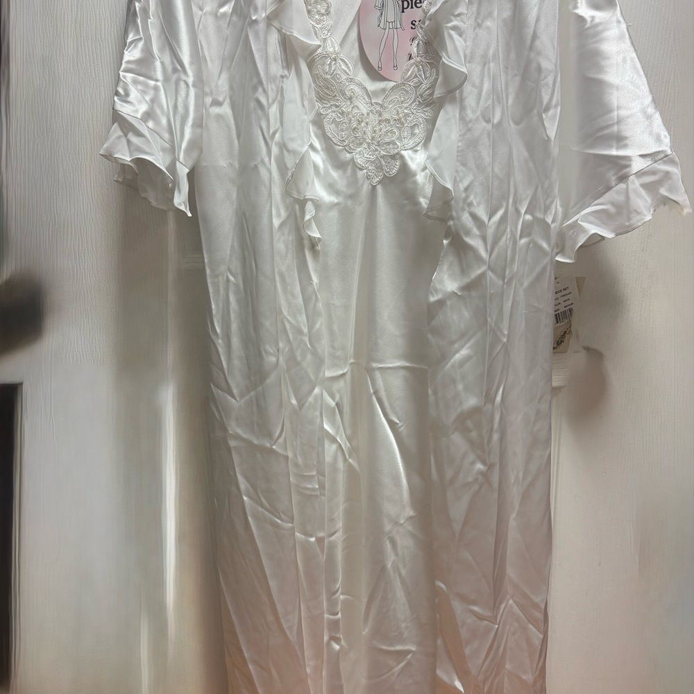 Vintage Dentelle Women’s Satin Nightgown with Lace Trim - White